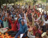 अयोध्या: हड़ताल को लेकर बिजली कर्मियों ने भरी हुंकारी, गुरुवार को कार्य बहिष्कार कर धरने पर बैठे कर्मी