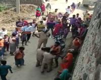 बहराइच: जांच करने पहुंची पुलिस टीम पर ग्रामीणों ने किया हमला, सिपाही की फाड़ी वर्दी