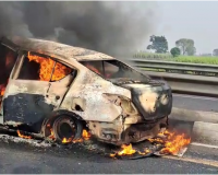 रुड़की: दिल्ली हरिद्वार हाईवे में आग का गोला बनी कार 