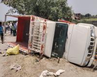 अयोध्या : यात्रियों से भरी पिकअप को ट्रक ने मारी टक्कर, दो की मौत - 13 घायल