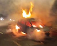 नोएडा: चलती कार में लगी आग, पांच लोगों ने कूदकर बचाई जान 