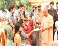 गोरखपुर: मुख्यमंत्री योगी ने 'जनता दर्शन' के दौरान सुनीं लोगों की समस्याएं, अधिकारियों को दिए यह निर्देश