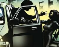 लखनऊ: चलती कार से युवती को किया अगवा, देह व्यापार की आशंका, जानें पूरा मामला