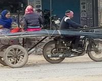 Etawah News : सड़कों पर फर्राटे भर रहे बाइक के बने जुगाड़ वाहन, अक्सर होते हादसे का सबक