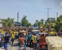 IPL 2023 : MS Dhoni के लिए पीले समंदर में डूबा कोटला, चिलचिलाती धूप में गजब का जोश