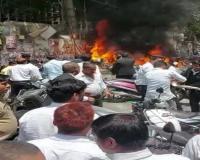 Lucknow : पुराने हाईकोर्ट परिसर के गेट पर लगी आग, कई गाड़ियां जलकर हुई खाक 