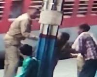 बरेली: चलती ट्रेन से उतरी महिला...जीआरपी सिपाही ने बचाई जान, देखें वीडियो