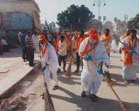 अयोध्या : महाराष्ट्र से आए श्रद्धालुओं ने अयोध्या में चलाया स्वच्छता अभियान फोटो