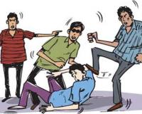 रुद्रपुर: डीजे पर नाचने को लेकर हुए विवाद...घेरकर युवक को किया अधमरा
