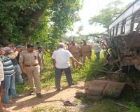 बहराइच में भीषण सड़क हादसा: रोडवेज बस और ट्रैक्टर-ट्रॉली की भिड़ंत में दो बच्चों की मौत, 13 घायल