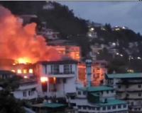  उत्तराखंड: पहाड़ों की रानी मसूरी में लकड़ी से बने होटल में लगी आग, जलकर हुआ खाक 