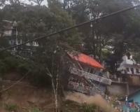 नैनीताल: Video - ताश के पत्तों की तरह बिखर गया दो मंजिला मकान 