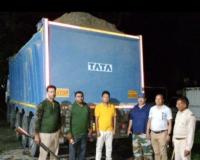 खटीमा: वनकर्मियों ने बिना कागजात रेता ले जा रहे ट्रक को पकड़ा