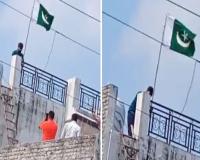 मुरादाबाद : घर पर फहराया पाकिस्तानी झंडा तो इलाके में मचा बवाल, बाप-बेटा गिरफ्तार, देशद्रोह का मुकदमा दर्ज