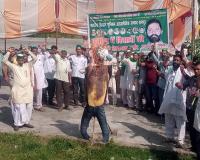 रामपुर: राइस मिल नीलामी के विरोध में आक्रोशित किसानों ने फूंका बैंक मैनेजर का पुतला, 17 दिनों से जारी है धरना प्रदर्शन