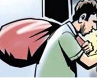 Theft In Hamirpur: चोरों के हौसले बुलंद, कमरे में सो रहा था परिवार, घर में घुसे चोर, वारदात को अंजाम देकर हो गए फरार