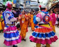 अल्मोड़ा: महिलाओं के सांस्कृतिक जुलूस ने बिखेरे लोक संस्कृति के रंग 