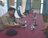 बरेली: सीएम के वर्चुअल संवाद की तैयारी में व्यस्त रहे अधिकारी, भटकते रहे फरियादी 
