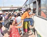 बरेली: दिवाली के बाद फिर बढ़ी यात्रियों की भीड़, नहीं मिल रहीं बसें