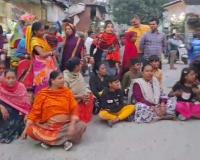 रुद्रपुर: नशे के खिलाफ भड़की महिलाएं, सांकेतिक धरना प्रदर्शन कर जताया आक्रोश