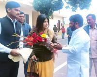 रुद्रपुर: सपा कार्यकर्ताओं ने पंतनगर एयरपोर्ट पर सांसद डिंपल यादव का किया स्वागत