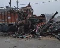 Auraiya Accident: दो ट्रकों की आमने-सामने टक्कर, एक चालक की मौत, दूसरा घायल, हादसे के बाद वाहन के उड़े परखच्चे