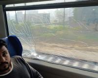 बाराबंकी: वंदे भारत ट्रेन पर पथराव, खिड़की के शीशे टूटे, यात्रियों में दहशत 