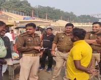 देव दीपावली की तैयारी में जुटी वाराणसी पुलिस, अस्सी घाट पर नविकों के साथ की बैठक