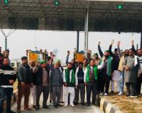 रामपुर: किसान नेता की गिरफ्तारी पर भड़के किसानों ने कोयला टोल प्लाजा का किया घेराव