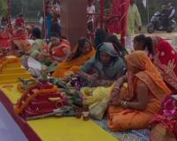 बरेली: छठ पूजा के तीसरे दिन अस्ताचलगामी सूर्य को व्रती महिलाओं ने दिया अर्घ्य 