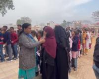 Bareilly News: हिजाब पहनकर पहुंचीं छात्राओं को परीक्षा केंद्र के गेट पर रोका, अभिभावकों से नोकझोंक  