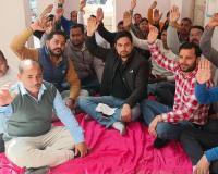 काशीपुर: विजिलेंस की छापेमारी के विरोध में धरने पर बैठे राजस्व कर्मी