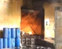 दिल्ली: अलीपुर इलाके में कारखाने में लगी आग, दमकल की 14 गाड़ियां तैनात