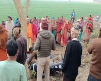 अम्बेडकरनगर: तालाब किनारे मिला युवक का शव, जांच में जुटी पुलिस