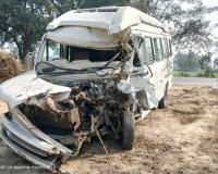 अयोध्या-प्रयागराज हाइवे पर गन्ना लदी ट्राली में भिड़ा गुजरात के श्रद्धालुओं का वाहन, 11 घायल