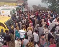 बिजनौर : तेज रफ्तार ट्रक ने स्कूल बस को मारी टक्कर, कई बच्चे घायल...चालक की दर्दनाक मौत 