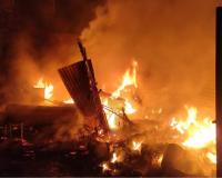 Kanpur Fire: कबाड़ गोदाम में लगी भीषण आग... धूं-धूं कर जला सामान, दमकल कर्मियों ने आग पर पाया काबू
