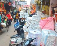 Kanpur: सौ साल पुरानी जनरलगंज बाजार अतिक्रमण से हुई बेजार; फुटपाथ पर दुकानदारों का कब्जा...घटकर व्यापार हुआ आधा...