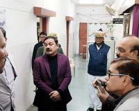अंबेडकरनगर: डीएम ने जिला अस्पताल की परखी हकीकत, 15 डॉक्टर मिले अनुपस्थित, बेड पर बिछी मिलीं फटी चादरें