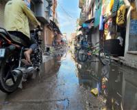 बहराइच: नाली का पानी ओवरफ्लो होने से सड़क पर भरा, व्यापार प्रभावित