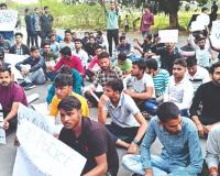 UP Police Exam Paper Leak: कानपुर में छात्रों ने दिया धरना; रखी परीक्षा दोबारा कराने की मांग...