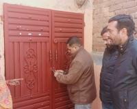 Video : ई-रिक्शा चालक की मौत के बाद नगर निगम ने खोला मकान का ताला, कहा-कोई कार्रवाई न की जाये