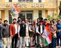 Shahjahanpur News: खातों को सीज करने पर भड़के कांग्रेस कार्यकर्ता, आयकर कार्यालय का घेराव कर किया धरना प्रदर्शन