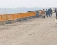 Banda News: बांदा-फतेहपुर को जोड़ने वाले यमुना पुल बेंदाघाट से छोटे वाहनों का आवागमन जारी  