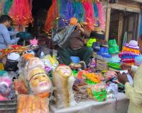 होली पर चढ़ेगा पीएम मोदी का रंग: बाजार में 'मोदी-योगी के मुखौटे' की धूम, बच्चों के साथ बड़े भी दीवाने