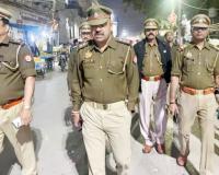 लखनऊ: सीएए लागू होते ही सड़क पर उतरी 'खाकी', पुलिस आयुक्त ने सुरक्षा बल के साथ पुराने शहर में निकाला फ्लैग मार्च