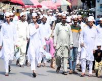 मुरादाबाद : जुमे की नमाज के लिए जामा मस्जिद पहुंच रहे रोजेदार
