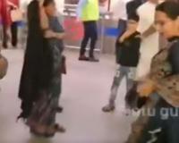 Delhi Metro में चोरी करती पकड़ी गईं दो महिलाएं, जमकर हुई धुलाई...Video Viral 