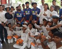 लखनऊ मेट्रो स्टेशन पर युवा खिलाड़ियों ने एलएसजी क्रिकेटरों के साथ बिताए यादगार पल 