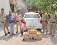 रुद्रपुर: कार में शराब की पेटियों के साथ एक आरोपी पकड़ा